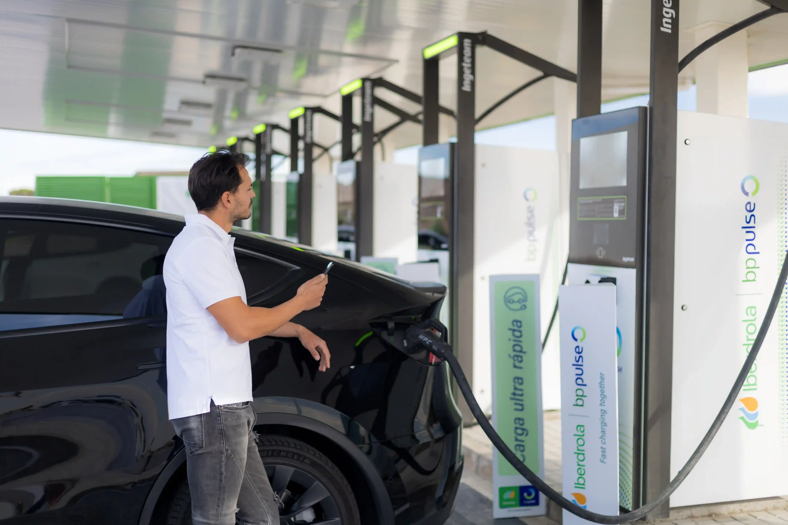 Aumento de utilizadores de carros elétricos em Portugal exige infraestrutura de carregamento mais preparada
