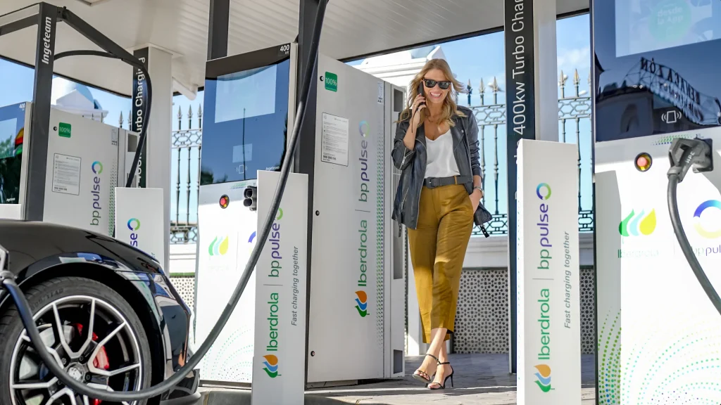 O carregamento público ganha importância nas viagens de verão e é utilizada por 82% dos condutores de veículos elétricos